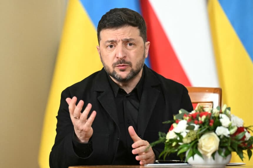 El presidente ucraniano Volodimir Zelenski se reúne con el primer ministro polaco en la oficina del primer ministro en Varsovia, Polonia, el 19 de diciembre de 2025. (Sergei Gapon/AFP vía Getty Images).