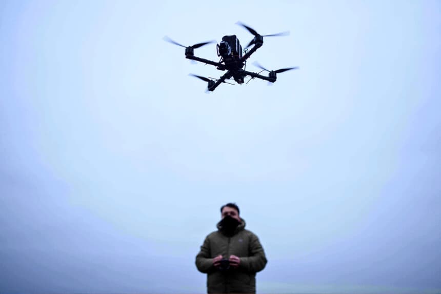 Un militar controla un dron en un lugar no revelado de Ucrania el 4 de diciembre de 2025. (Evgeniy Maloletka/AP).