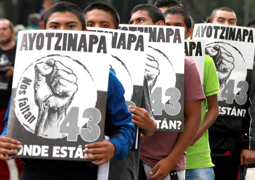 Fotografía de archivo del 26 de septiembre de 2017 de personas protestando durante la marcha del tercer aniversario de la desaparición de los 43 jóvenes estudiantes de Ayotzinapa, en Ciudad de México (EFE/ Mario Guzmán)