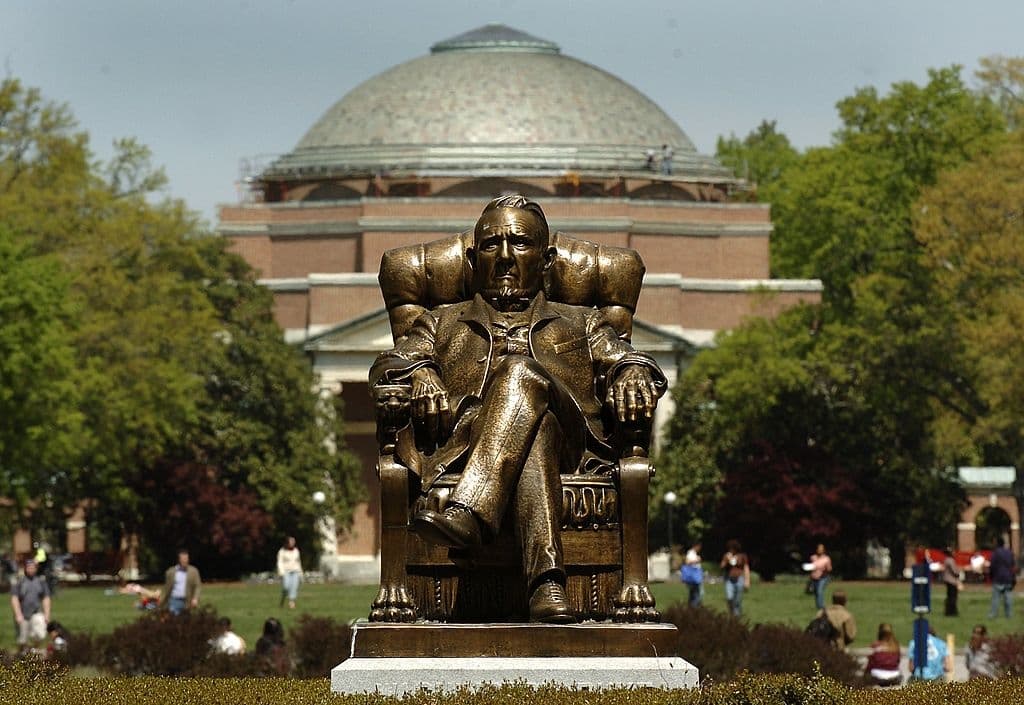 Facultad de Derecho de Duke discriminó a solicitantes blancos y asiáticos: DOJ
