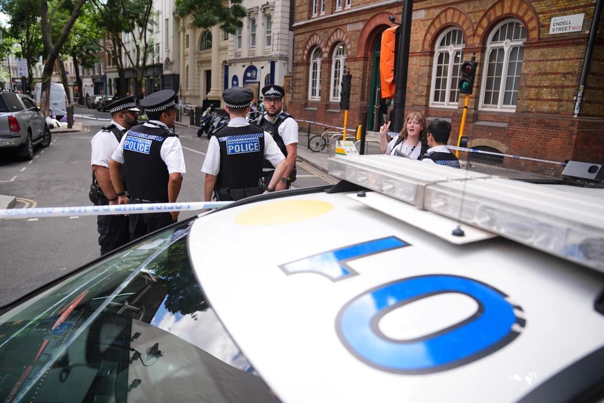 Apuñalan a 4 personas en el centro de Londres; la policía lo vincula a un incidente de salud mental