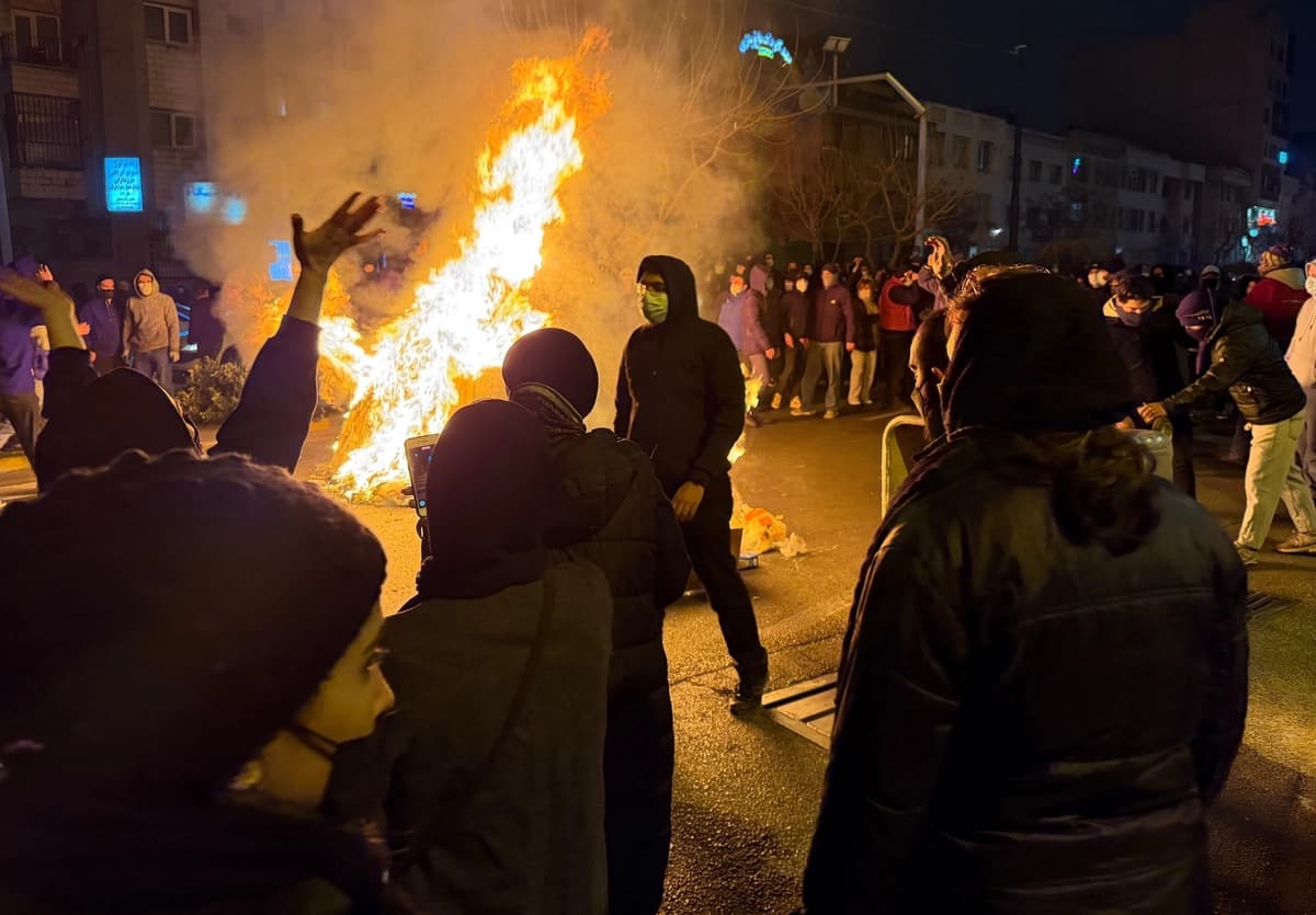Ciudadanos iraníes participan en una protesta contra el régimen en Teherán, Irán, el 9 de enero de 2026. (UGC vía AP).