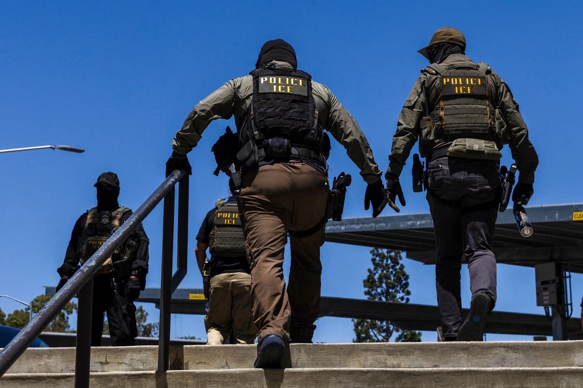 Agentes del Servicio de Inmigración y Control de Aduanas (ICE) caminan frente al Centro de gobierno del Condado de Ventura, en Ventura, California, el 27 de julio de 2026. (Blake Fagan/AFP vía Getty Images)