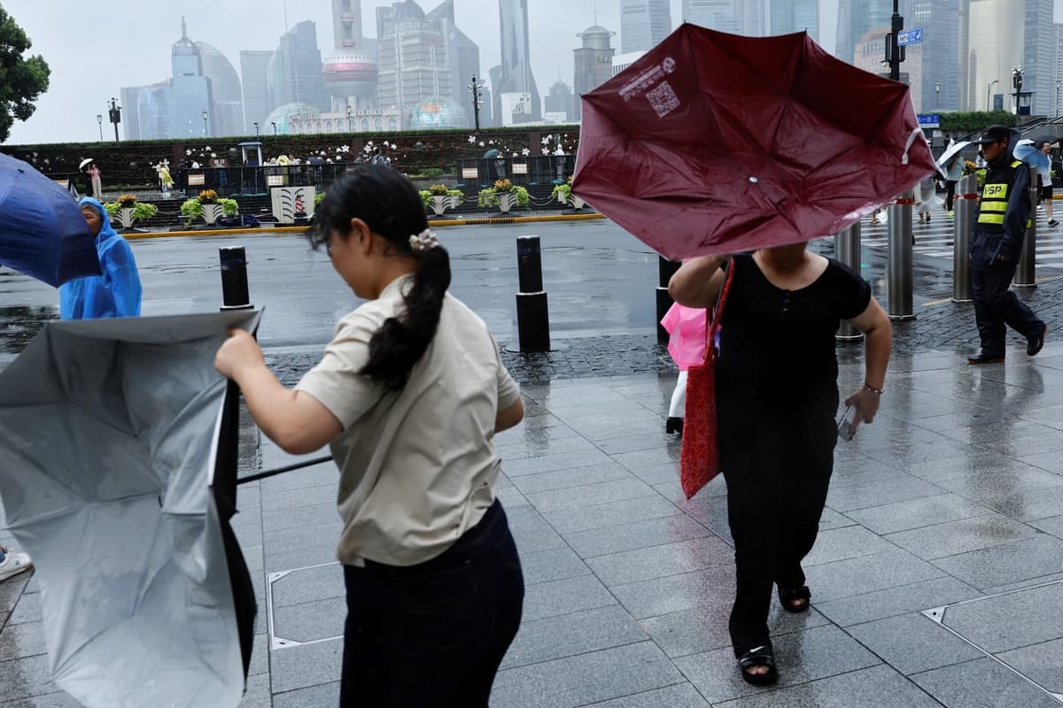 Más de un millón de personas dejan sus hogares ante el avance del tifón Dolphin en China