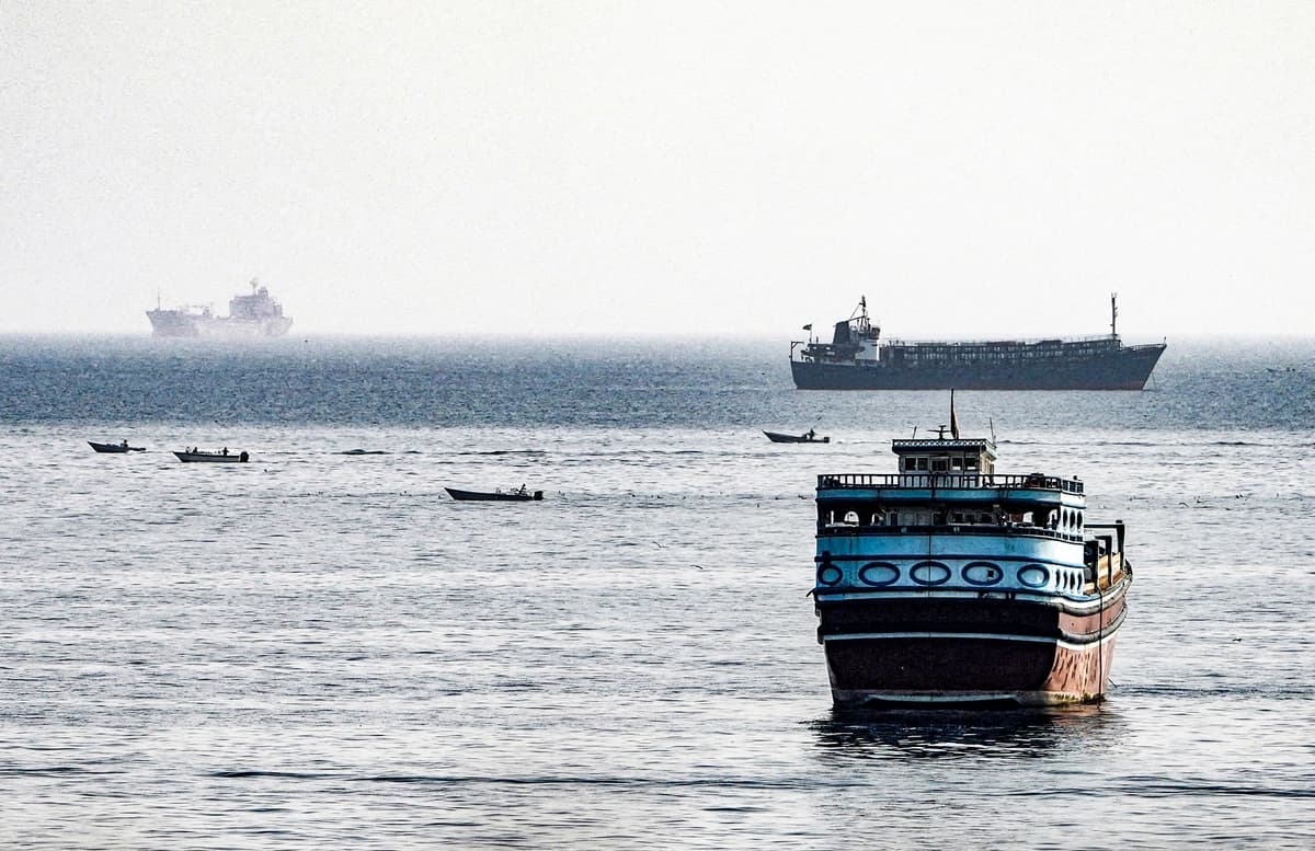 Embarcaciones en el estrecho de Ormuz, vistas desde Musandam, Omán, el 3 de agosto de 2026. STR/Reuters