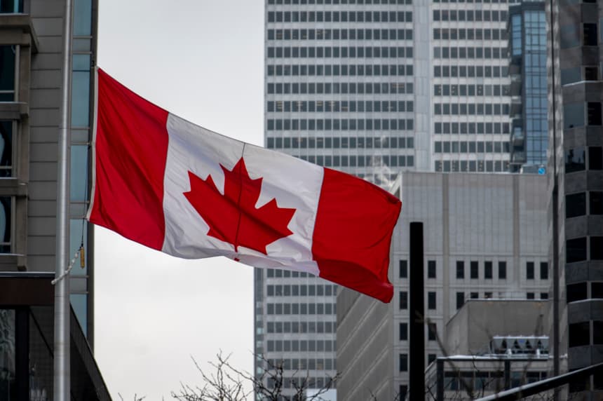Una bandera canadiense es izada a media asta en el Complejo Guy-Favreau el 11 de febrero de 2026 en Montreal, Canadá. (Andrej Ivanov/Getty Images)