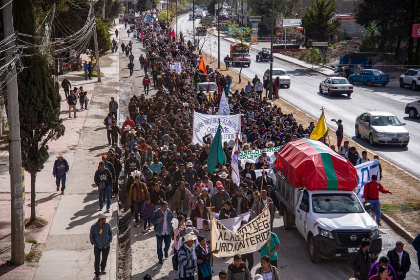 Indígenas sostienen carteles durante una marcha en San Cristobal de las Casas estado de Chiapas México. (Imagen de archivo. EFE/ Carlos López)