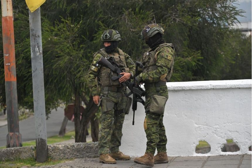 Autoridades hallan ocho cuerpos mutilados en dos fosas en zona minera de Ecuador