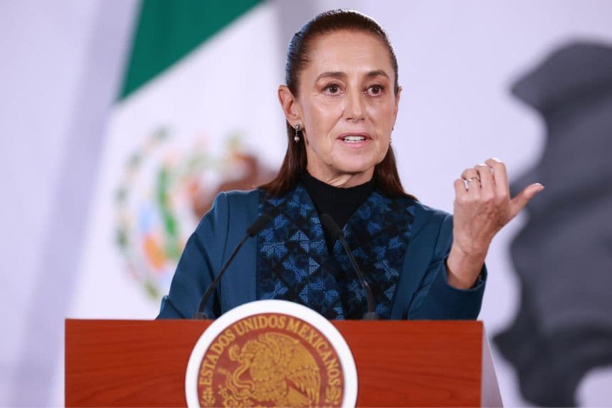 La presidenta de México, Claudia Sheinbaum, habla durante una rueda de prensa este 10 de agosto, en Palacio Nacional de la Ciudad de México, México. (EFE/Mario Guzmán)