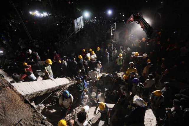 Equipos de rescate y residentes buscan entre los escombros tras el terremoto que sacudió Cali, Colombia, el 10 de agosto de 2026. (Santiago Saldarriaga/AP).