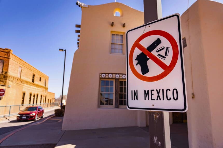 Un cartel en el que se lee "No se permiten armas de fuego en México" situado a las afueras de un paso fronterizo en Naco, Arizona, el 5 de marzo de 2025. (John Fredricks/The Epoch Times).