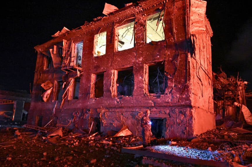 Un residente se encuentra junto a un edificio dañado por un ataque con misiles rusos durante la noche, en medio del ataque de Rusia contra Ucrania, en Zaporiyia, Ucrania, el 11 de agosto de 2026. (Stringer/Reuters).