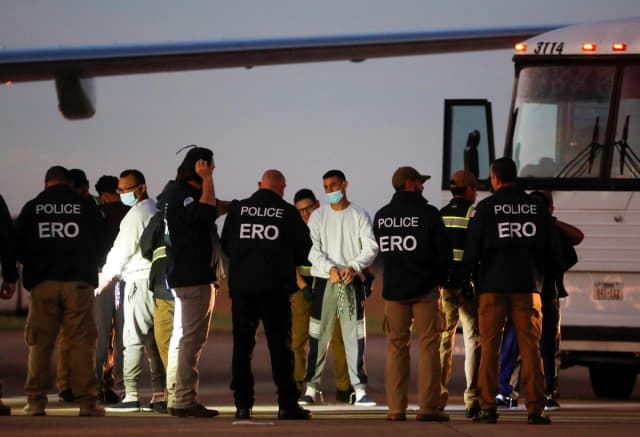 Migrantes venezolanos son cacheados antes de abordar un vuelo de repatriación como parte de un proceso de control migratorio, en el Aeropuerto Internacional Valley, en Harlingen, Texas, el 18 de octubre de 2023. (Daniel Becerril/Reuters)