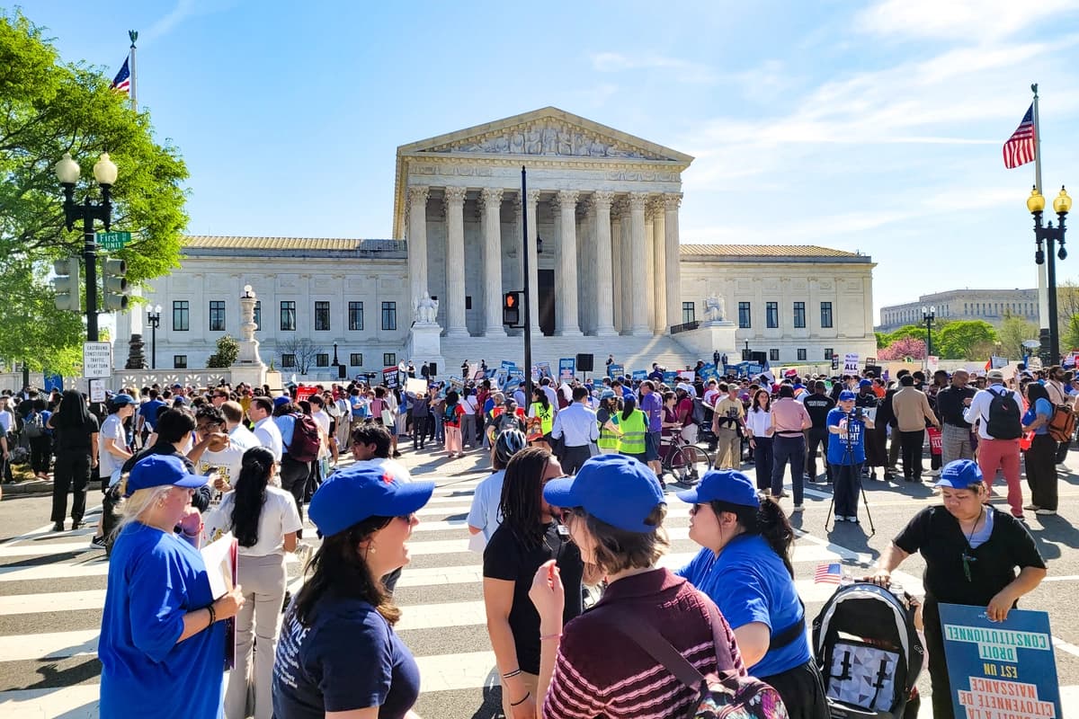 Grupos intentan bloquear órdenes de Trump del turismo de maternidad y ciudadanía por nacimiento