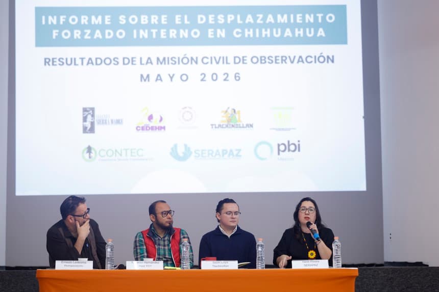 El director de Rompeviento TV, Ernesto Ledesma (i), el coordinador de Incidencia del Centro de Derechos Humanos de la Montaña Tlachinollan, Saulo Loya (cd), el miembro de la Red TDT, Nataniel Hernández (ci), y la integrante de Servicios y Asesoría para la Paz (SERAPAZ), Yareli Rivera (d), participan durante la presentación del informe sobre el desplazamiento forzado interno en Chihuahua, este martes en Ciudad de México (EFE/ Sáshenka Gutiérrez)