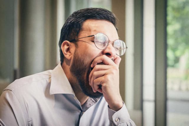 Somnolencia después de las comidas: un médico de medicina tradicional china revela las posibles causas. (MAYA LAB/Shutterstock).