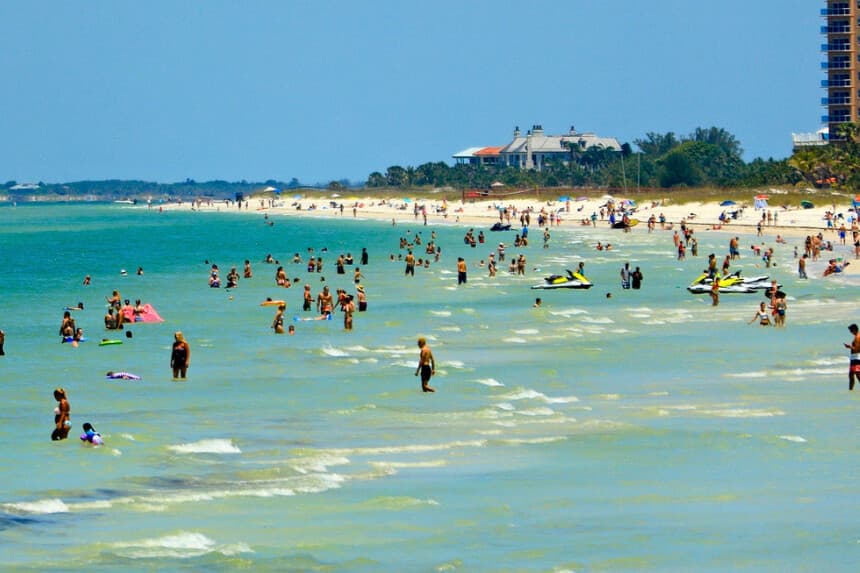 Gente en la playa de Florida, en esta foto de archivo. (Mike Ehrmann/Getty Images).