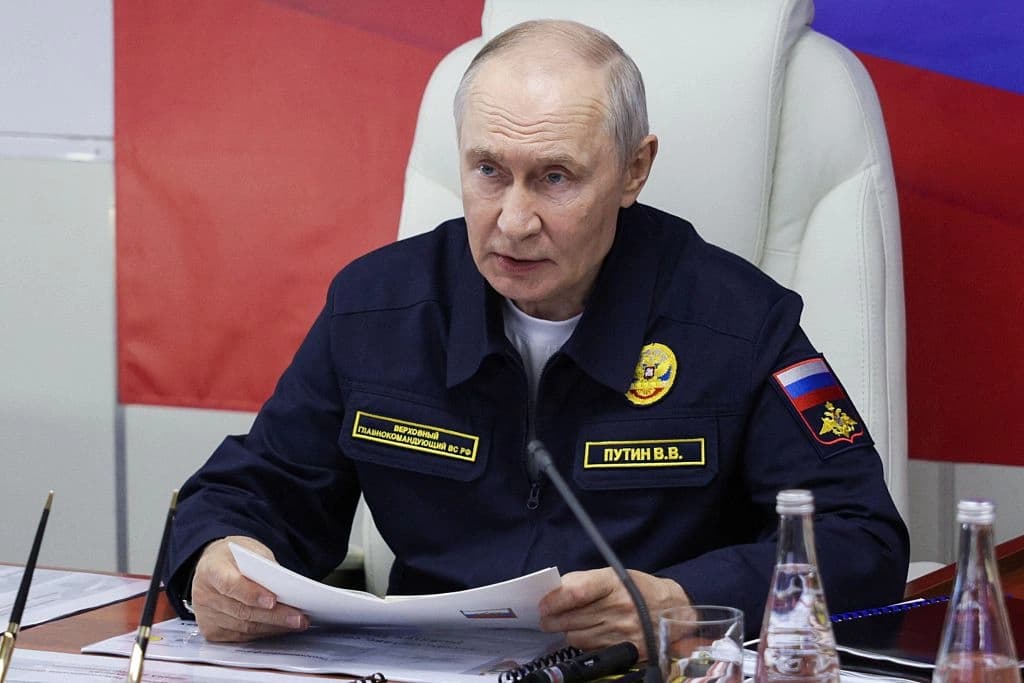 El presidente ruso Vladimir Putin mantiene una reunión a bordo del crucero de misiles guiados Varyag de la Armada rusa durante la fase final de unas maniobras navales de la Flota del Pacífico en la isla de Sajalín, en el extremo oriental del país, el 12 de agosto de 2026. (Gavriil Grigorov/AFP vía Getty Images)