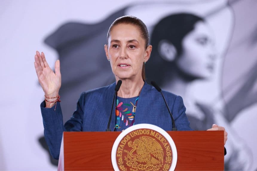 La presidenta de México, Claudia Sheinbaum, habla durante una rueda de prensa este jueves, en Palacio Nacional de la Ciudad de México, México. (EFE/Mario Guzmán)