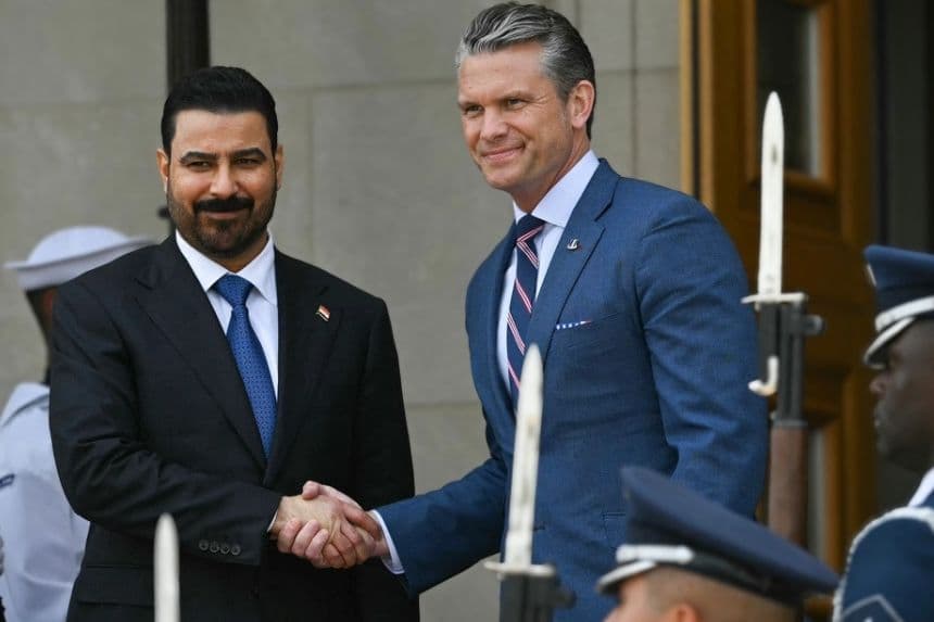 El secretario de Guerra de EE. UU., Pete Hegseth, saluda al primer ministro iraquí, Ali al-Zaidi, en el Pentágono, en Washington, el 14 de julio de 2026. (Drew Angerer/AFP/Getty Images)