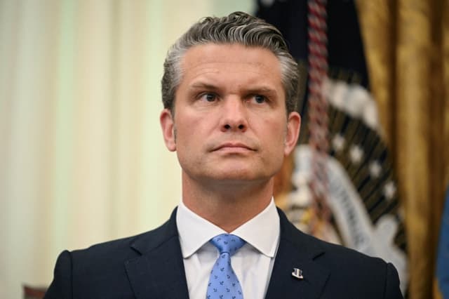 El secretario de Defensa de EE. UU., Pete Hegseth, observa antes de que el presidente Donald Trump firme una orden ejecutiva en la Oficina Oval de la Casa Blanca en Washington, D. C., el 3 de agosto de 2026. (Jim WATSON / AFP via Getty Images)