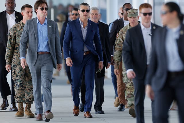 El secretario de Guerra de Estados Unidos, Pete Hegseth (c), llega a la clausura de los ejercicios multinacionales Panamax 2026 este jueves, en el Puerto de Cruceros en Ciudad de Panamá (EFE/ Bienvenido Velasco)