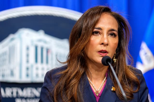 La fiscal general adjunta para los Derechos Civiles, Harmeet Dhillon, habla en el Departamento de Justicia en Washington el 29 de septiembre de 2025. (Andrew Harnik/Getty Images)