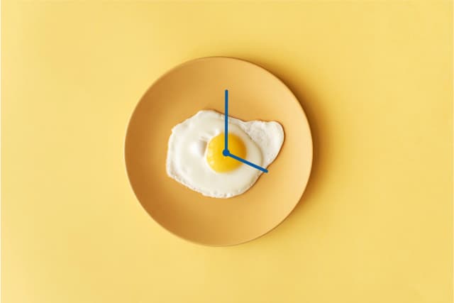 La ciencia sobre cuándo comer proteínas. (Ilustración de The Epoch Times, Getty Images, Shutterstock).