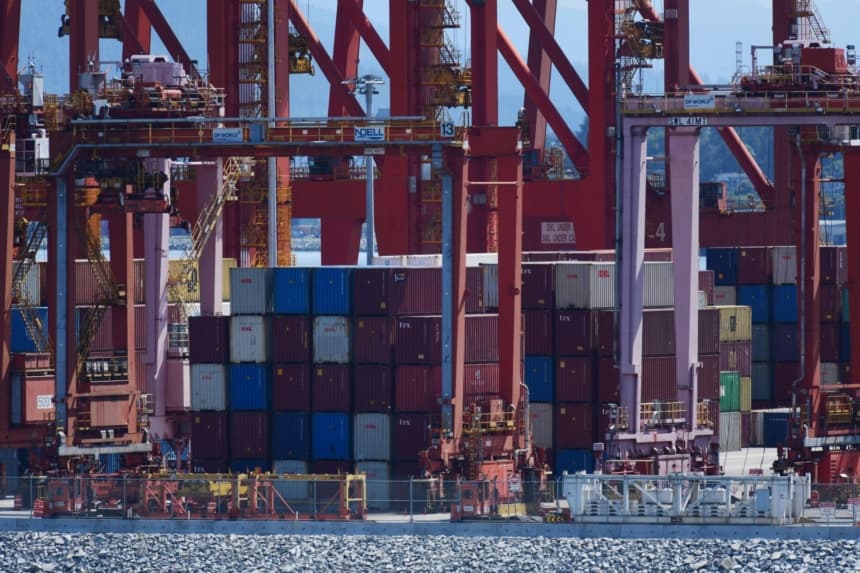 Se observan grúas y contenedores en la terminal marítima de DP World en Port Metro Vancouver, en Vancouver, el 11 de julio de 2023. (DON MACKINNON/AFP vía Getty Images)