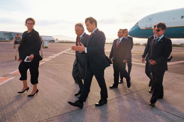 El secretario de Estado de EE. UU., Marco Rubio, conversa con el ministro de Relaciones Exteriores de Costa Rica, Arnoldo Andre Tinoco, a su llegada al Aeropuerto Internacional Juan Santamaría, cerca de San José, Costa Rica, el 4 de febrero de 2025. (MARK SCHIEFELBEIN/POOL/AFP vía Getty Images)