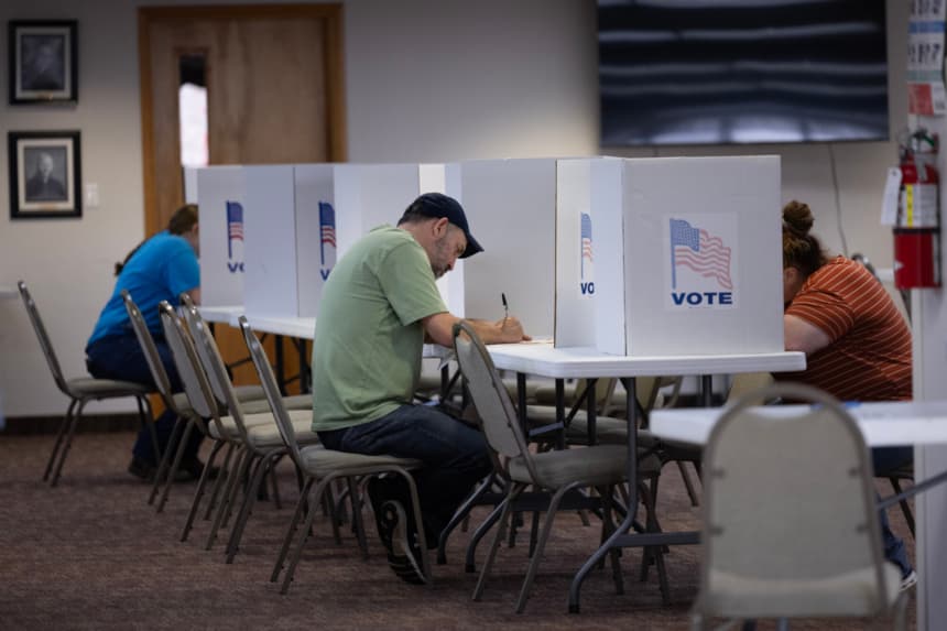 Michigan acusa a cinco no ciudadanos de presuntamente votar en las elecciones de 2024