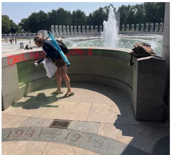 Arrestan a mujer por vandalismo contra un monumento a la Segunda Guerra Mundial en Washington
