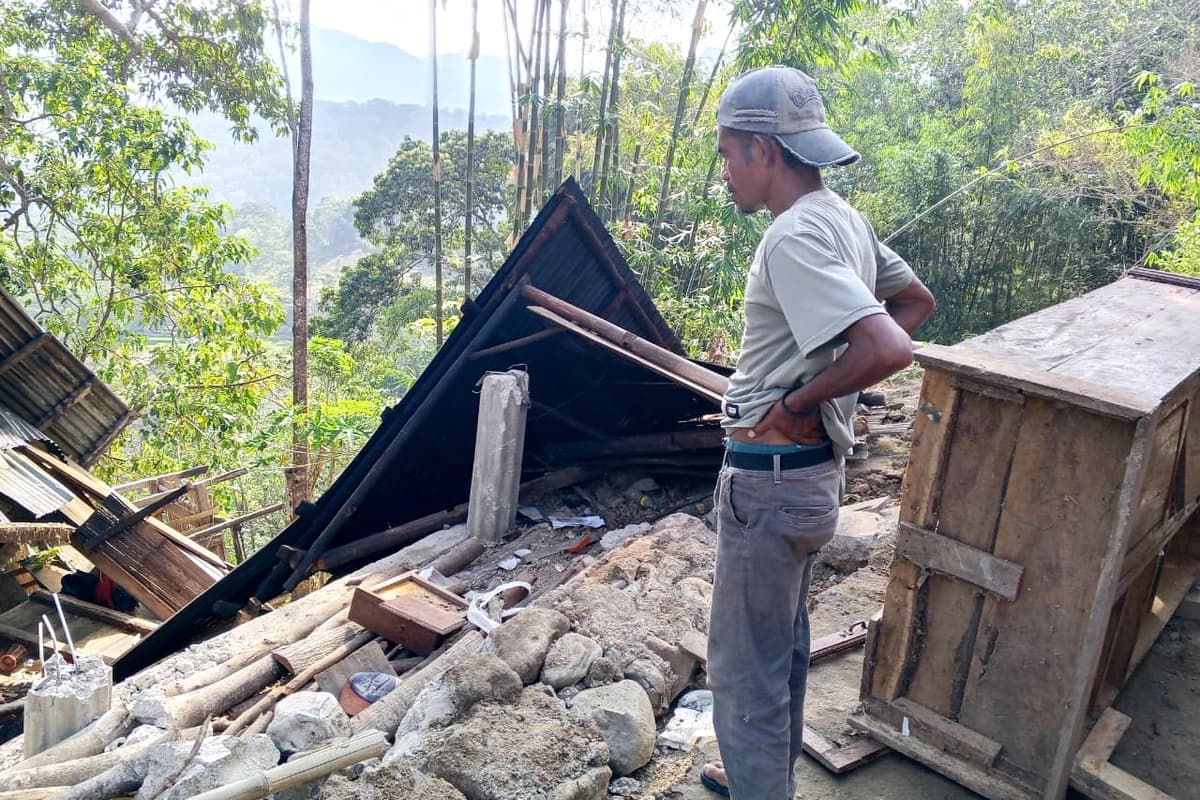 Terremoto de magnitud 7.7 sacude costa de Indonesia, derriba edificios y deja al menos 2 muertos