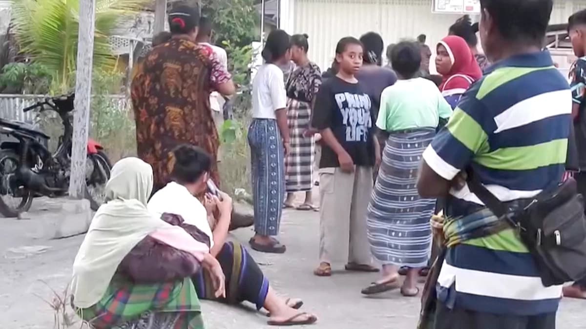 Suben a 47 los fallecidos tras terremoto magnitud 7.7 en Indonesia