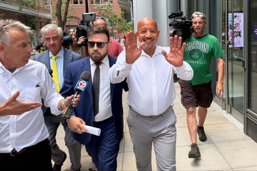 Acusan a alcalde de Massachusetts de usar un préstamo por COVID para su campaña electoral y para pagar deudas