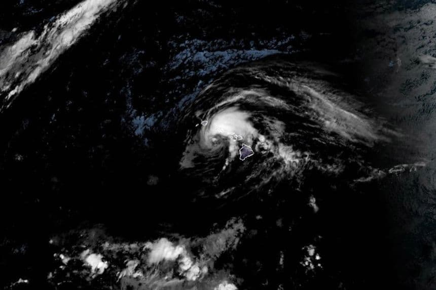 La tormenta tropical Lala se acerca a Oahu, en Hawái, tras azotar Maui y la Isla Grande durante la noche