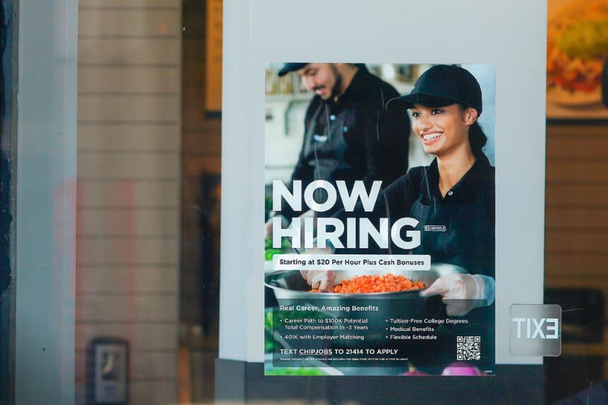 En el escaparate de un restaurante Chipotle, en Los Ángeles, el 5 de junio de 2026, se exhibe un letrero que dice "Se busca personal". (Justin Sullivan/Getty Images).