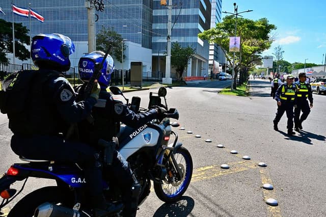 La policía patrulla antes de la ceremonia de toma de posesión de la presidenta electa de Costa Rica, Laura Fernández, en el Estadio Nacional de San José, el 8 de mayo de 2026. (EZEQUIEL BECERRA / AFP vía Getty Images)