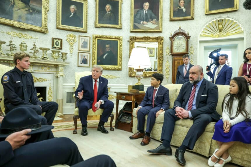"Es un verdadero héroe": Trump recibe a socorrista en la Casa Blanca