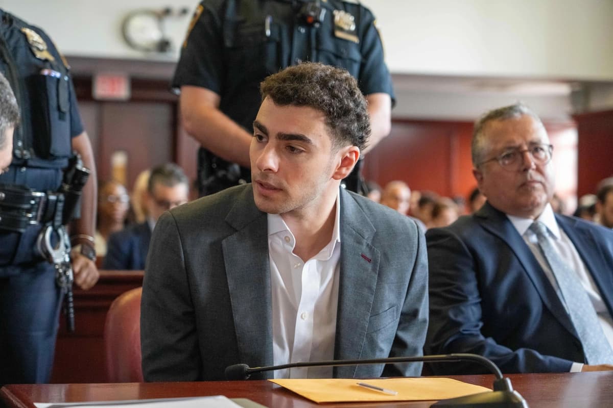 Juicio de Luigi Mangione por asesinato estatal fue aplazado tras su declaración de culpabilidad federal