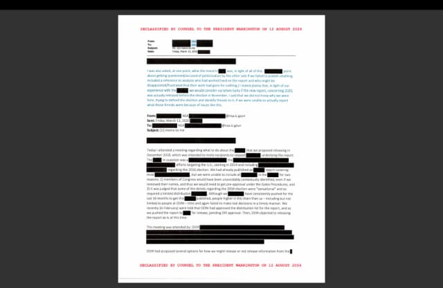 Los documentos recientemente desclasificados de la Agencia de Seguridad Nacional (NSA) incluyen correos electrónicos entre funcionarios de inteligencia sobre decisiones tomadas en los niveles más altos para no compartir información con el presidente Donald Trump, publicados por el Grupo de Trabajo de Transparencia Gubernamental de la Casa Blanca el 18 de agosto de 2026. (Cortesía de la Casa Blanca)