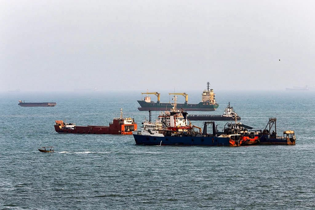 Barcos anclados en el Estrecho de Ormuz, frente a la costa de Bandar Abbas, Irán, el 10 de agosto de 2026. (Ali Saeedi/Getty Images)