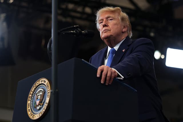 El presidente de Estados Unidos, Donald Trump, hace una pausa mientras pronuncia unas palabras en el Centro David S. Mack de Capacitación e Inteligencia el 14 de agosto de 2026 en Garden City, Nueva York. (Samuel Corum/Getty Images)