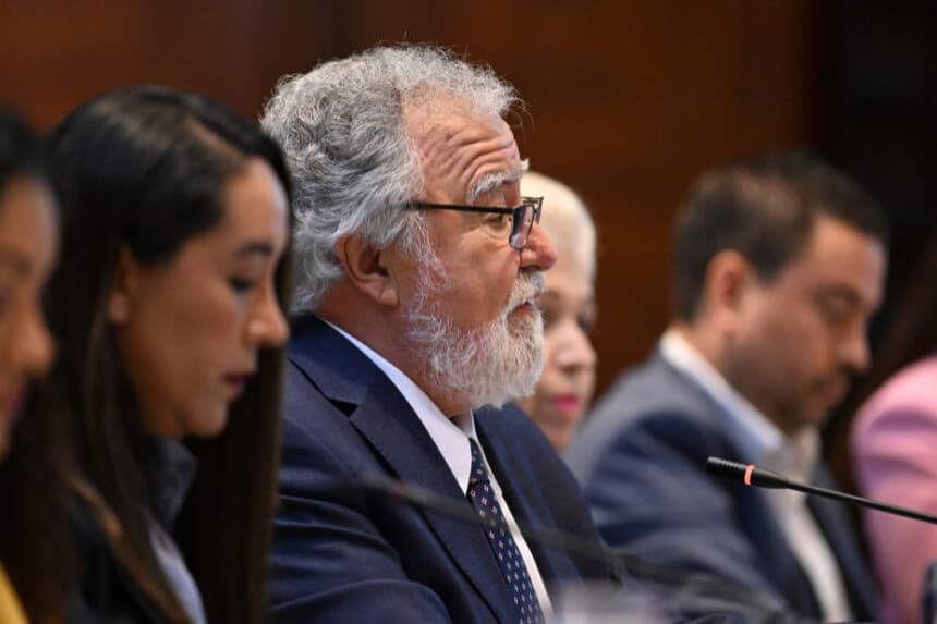 El embajador de México ante la OEA, Alejandro Encinas, interviene durante una audiencia pública celebrada en la Ciudad de Guatemala el 13 de marzo de 2026. (JOHAN ORDÓNEZ / AFP vía Getty Images)