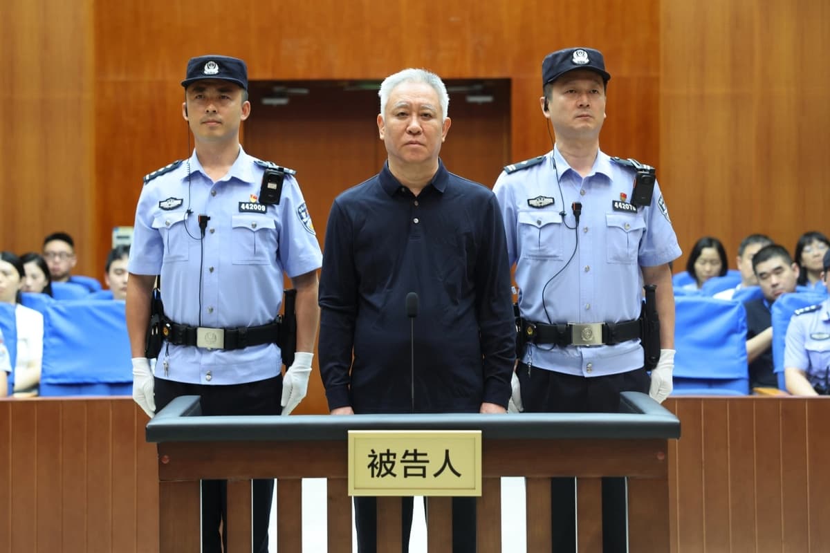 Fundador de Evergrande es condenado a cadena perpetua por el régimen chino