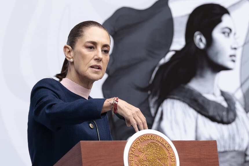 La presidenta de México, Claudia Sheinbaum, habla durante una rueda de prensa el 20 de agosto de 2027, en Palacio Nacional de la Ciudad de México. (EFE/José Méndez)