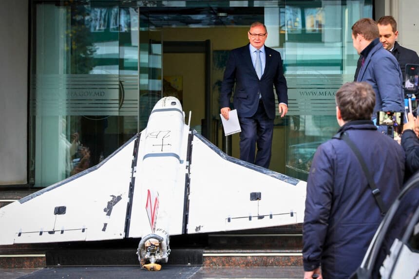 Oleg Ozerov (C), embajador de Rusia en Chisinau, observa un dron Gerbera de fabricación rusa recuperado por la policía moldava el 25 de noviembre de 2025 y expuesto en las escaleras de la entrada del Ministerio de Relaciones Exteriores (MAEIE) de Moldavia en Chisinau el 26 de noviembre de 2025. (Elena Covalenco/AFP vía Getty Images).