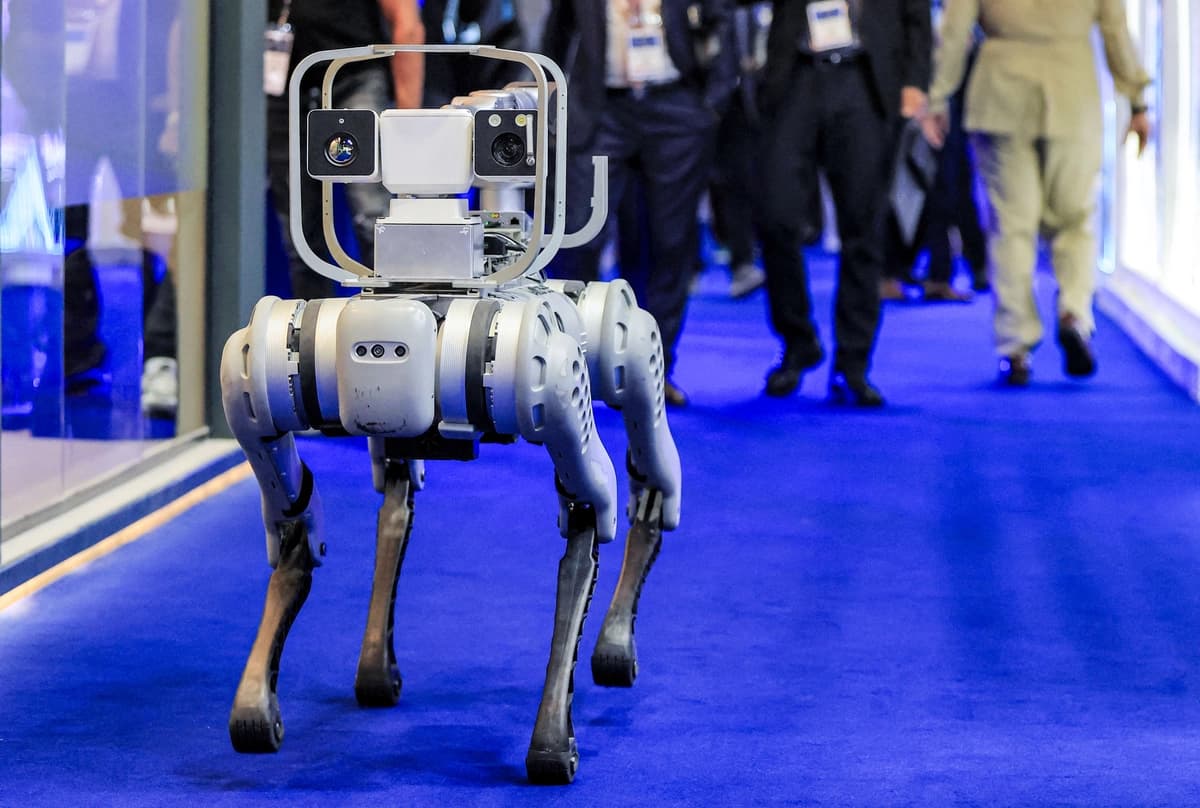 Un robot con forma de perro de la empresa china Unitree se presentó en una demostración durante la Cumbre Mundial de la Policía 2023 en Dubái, Emiratos Árabes Unidos, el 7 de marzo de 2023. (Karim Sahib/AFP vía Getty Images).