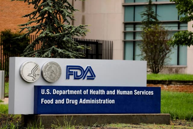 Cartel fuera de la sede de la Administración de Alimentos y Medicamentos (FDA) en White Oak, Maryland, el 29 de agosto de 2020. (Andrew Kelly/Reuters)