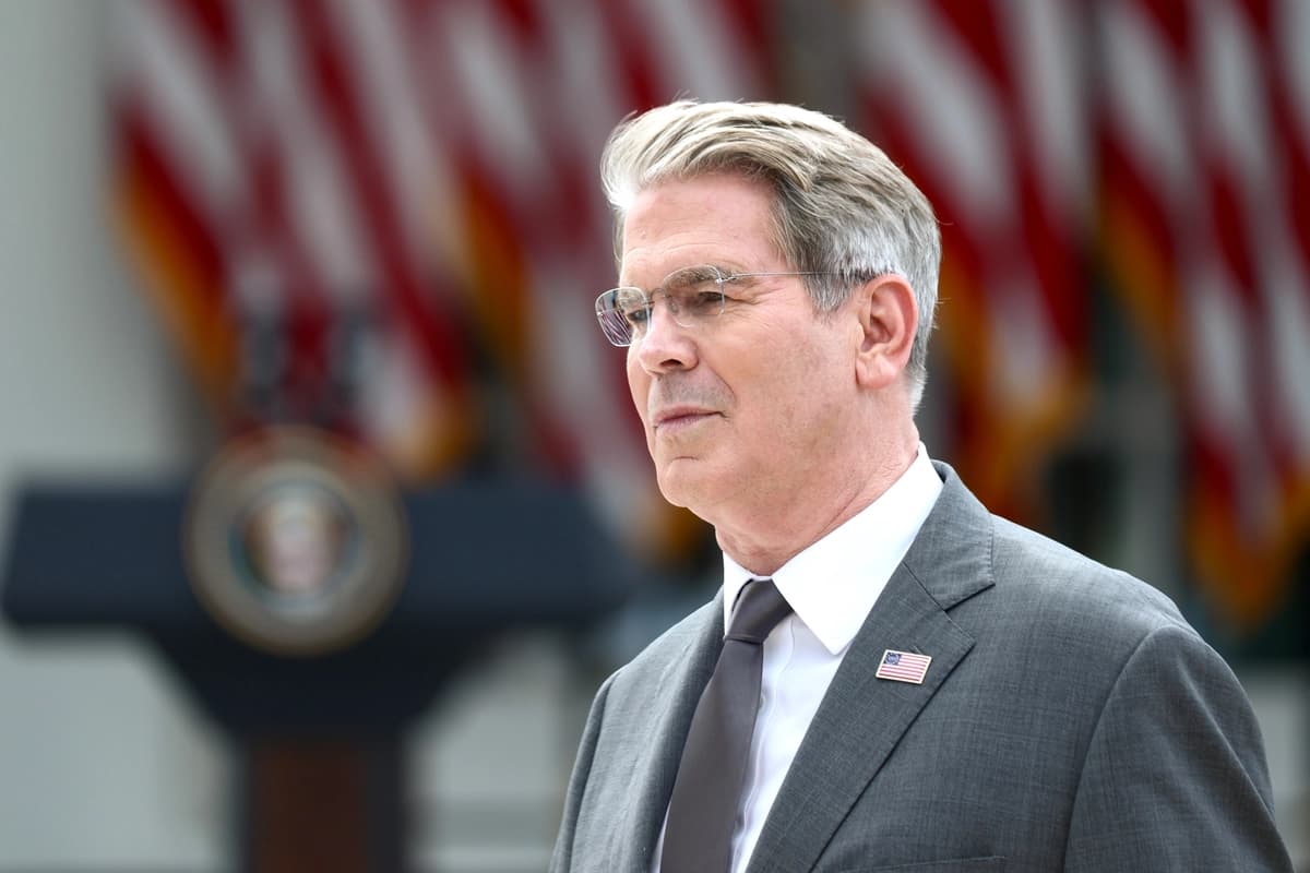 El secretario del Tesoro, Scott Bessent, asiste a un evento para anunciar la ampliación de una iniciativa de acogida temporal en el Jardín de las Rosas de la Casa Blanca el 20 de agosto de 2026. (Finn Gomez/Getty Images)